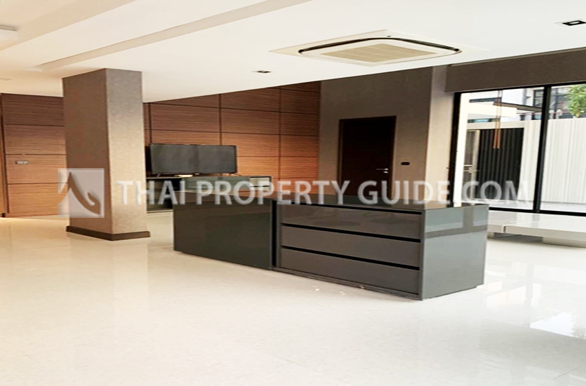 House with Shared Pool in Ramkhamhaeng 